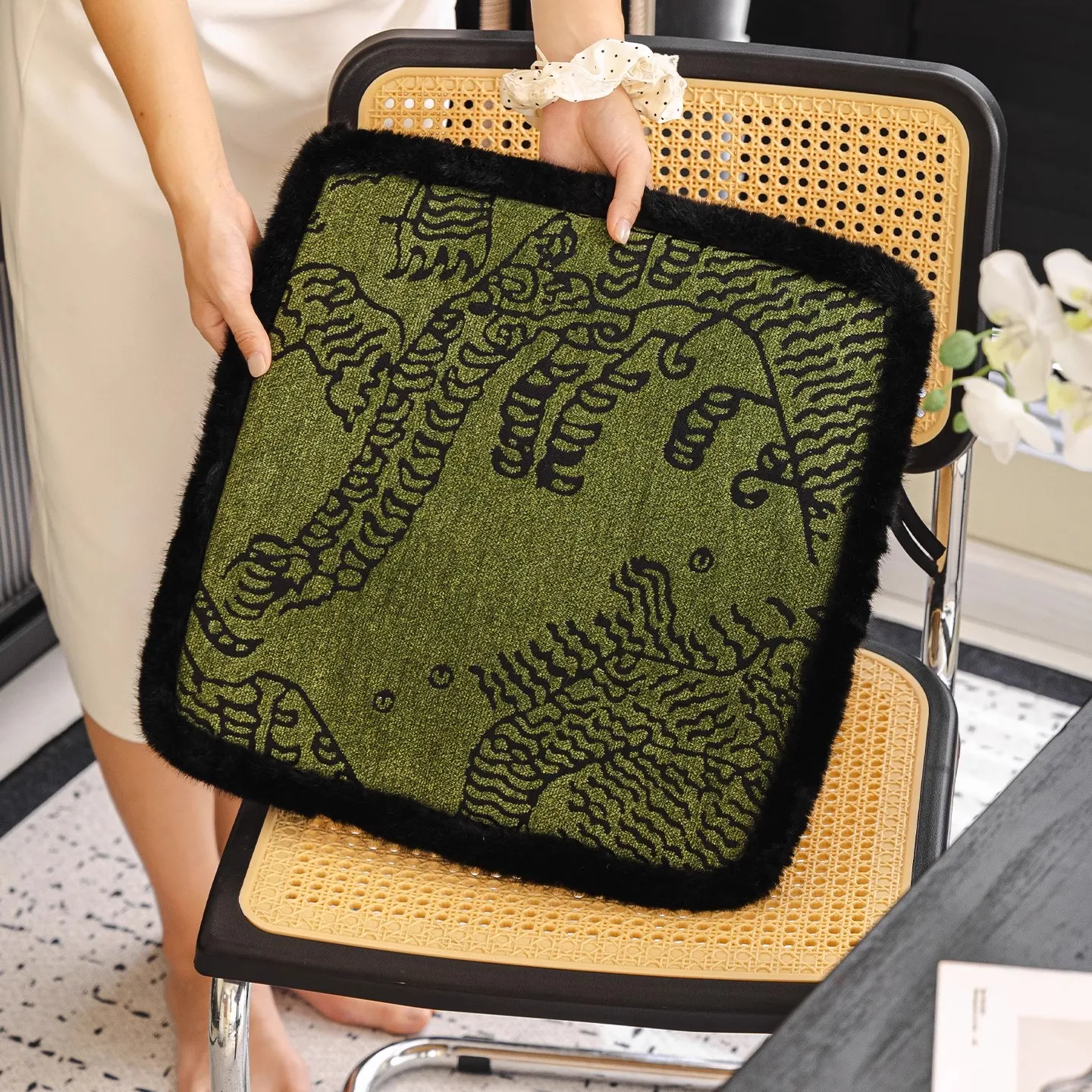 Protetor de cadeira removível antiderrapante de alta resiliência, almofada de cadeira de jantar com listra de tigre, almofada de assento quente de pelúcia grossa em forma de ferradura