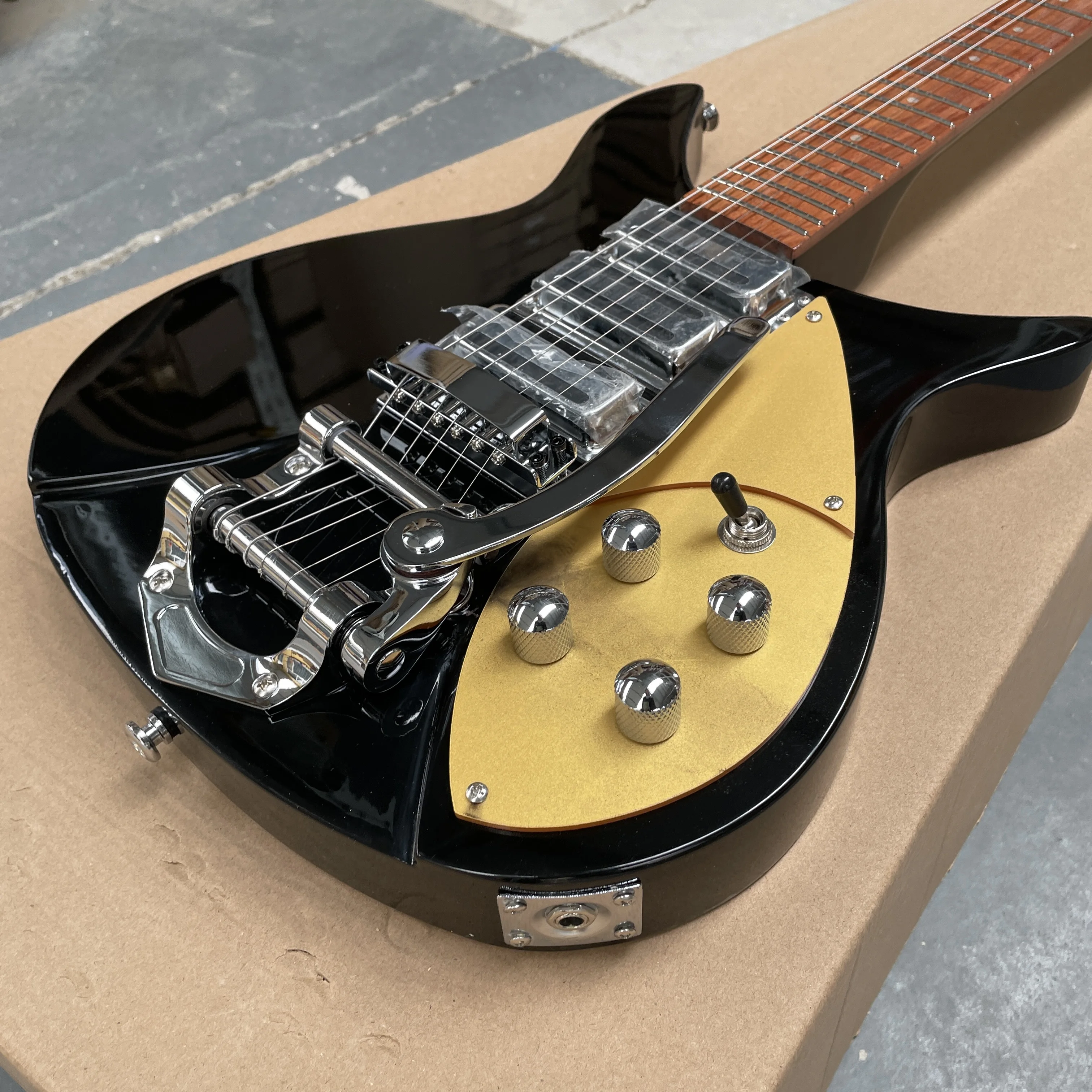 Bigsby vibrato system electric guitar, black gloss finish, three-pickup guitars, stable tuning for advanced players guitarra