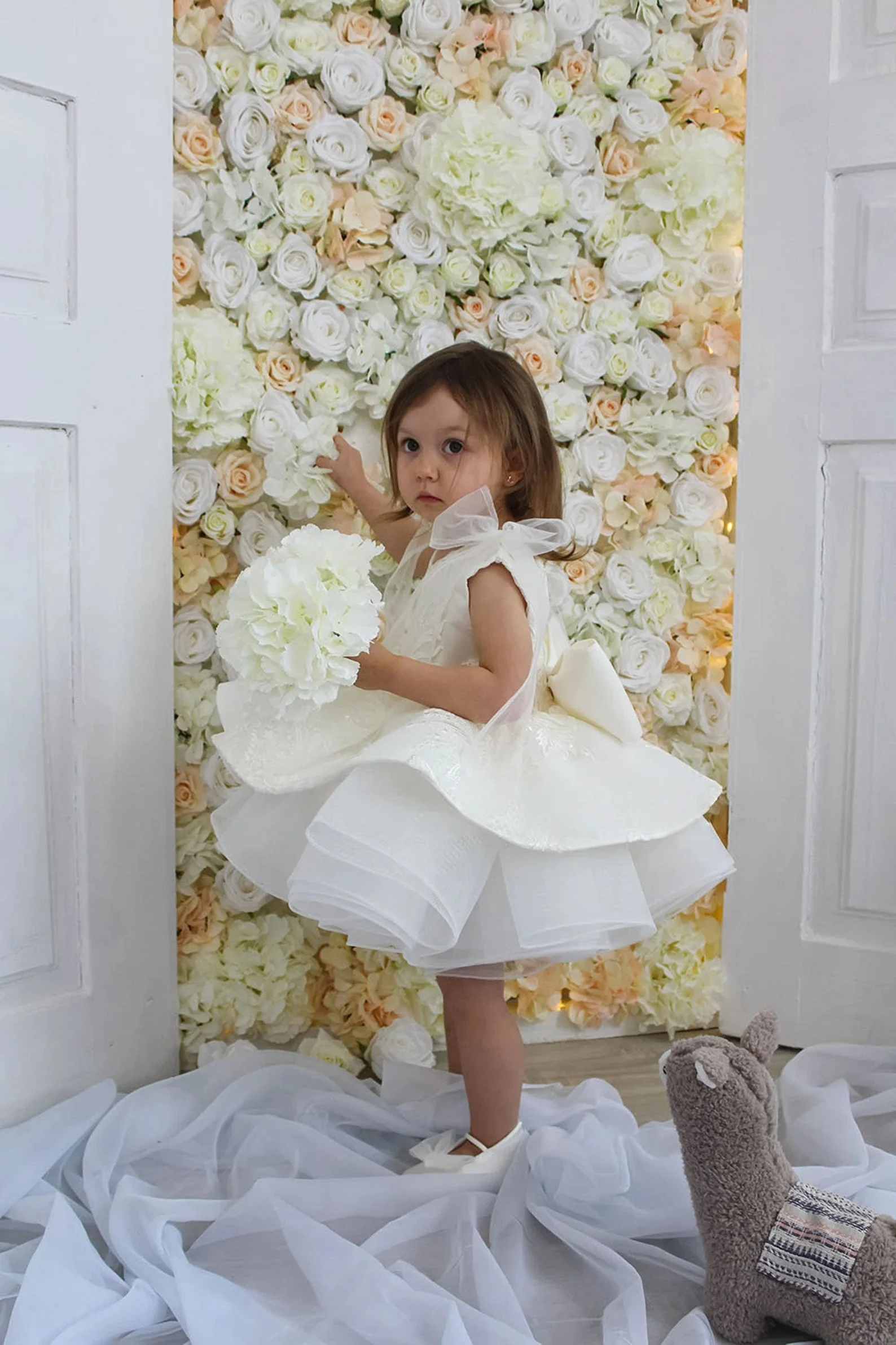 Customized Elegant White Lace Flower Girl Dress Sleeveless Mesh Bow Tiered Wedding Dress 2025 Short Puffy Party Princess Dress