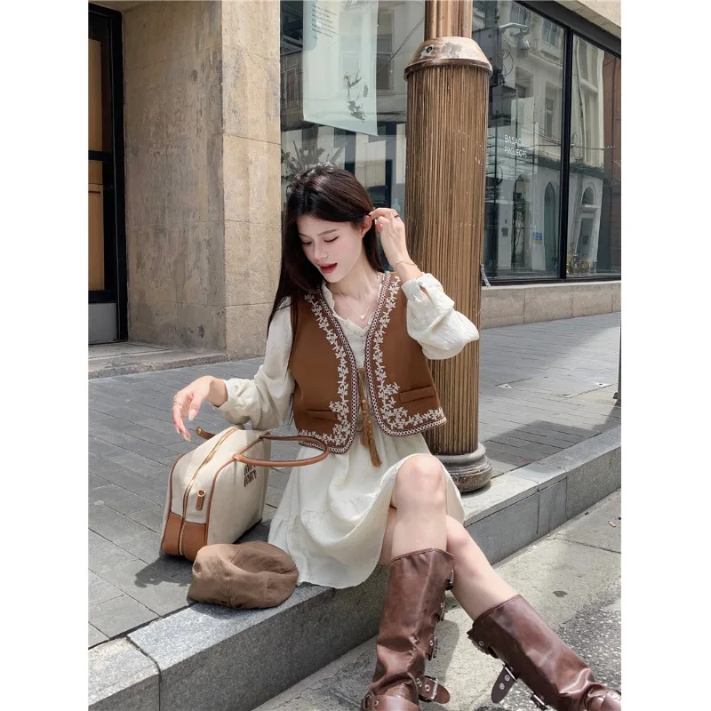 

Ретро-комплект: Женский модный костюм с длинными рукавами, коричневым жилетом с тяжелой вышивкой и поясом, для путешествий, осень 2024