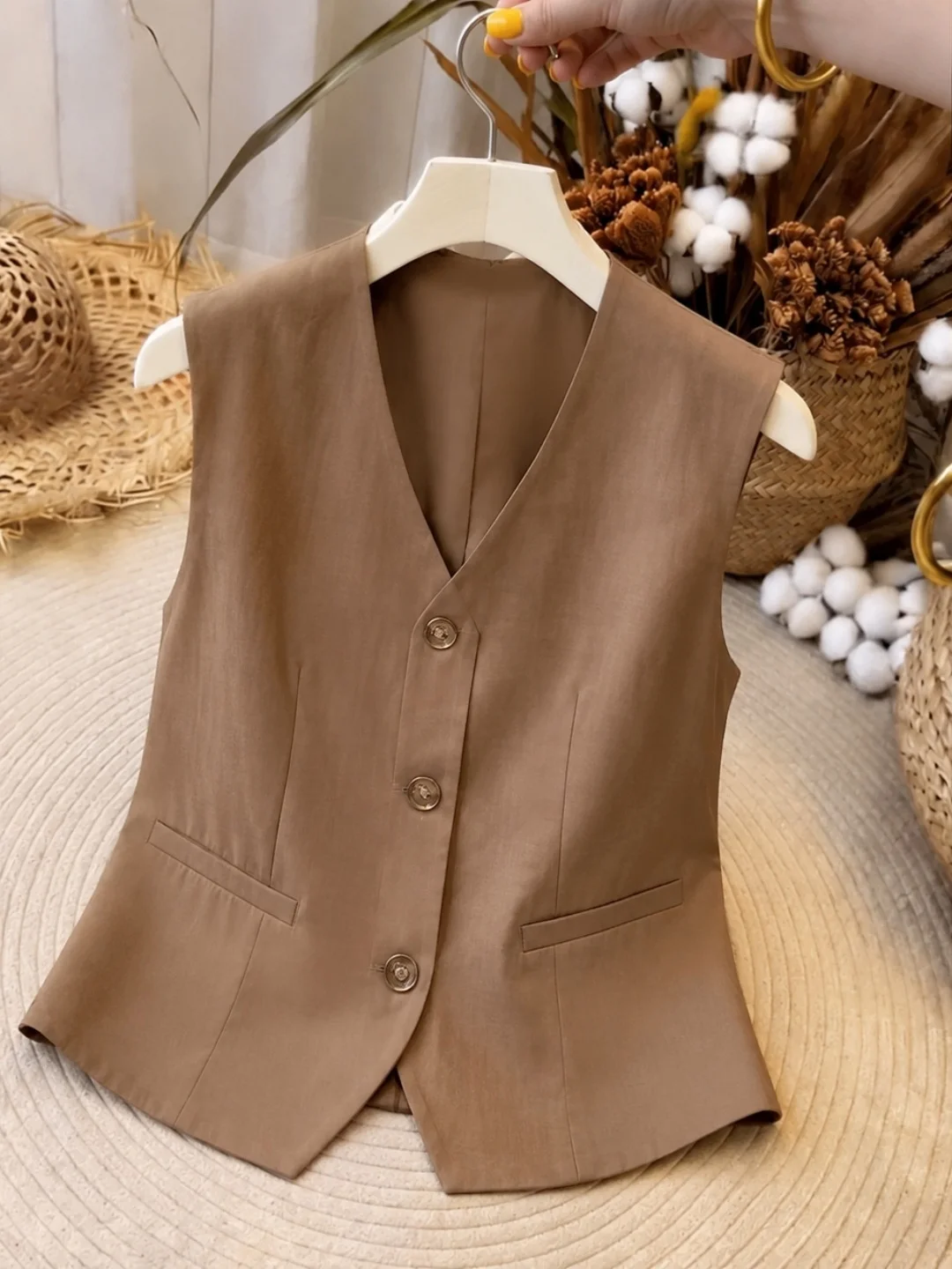 Summer Design Single Button V-Neck Vest Commute Style Versatile Sleeveless Top Women's Fashionable Straight Cut Silk Shirt