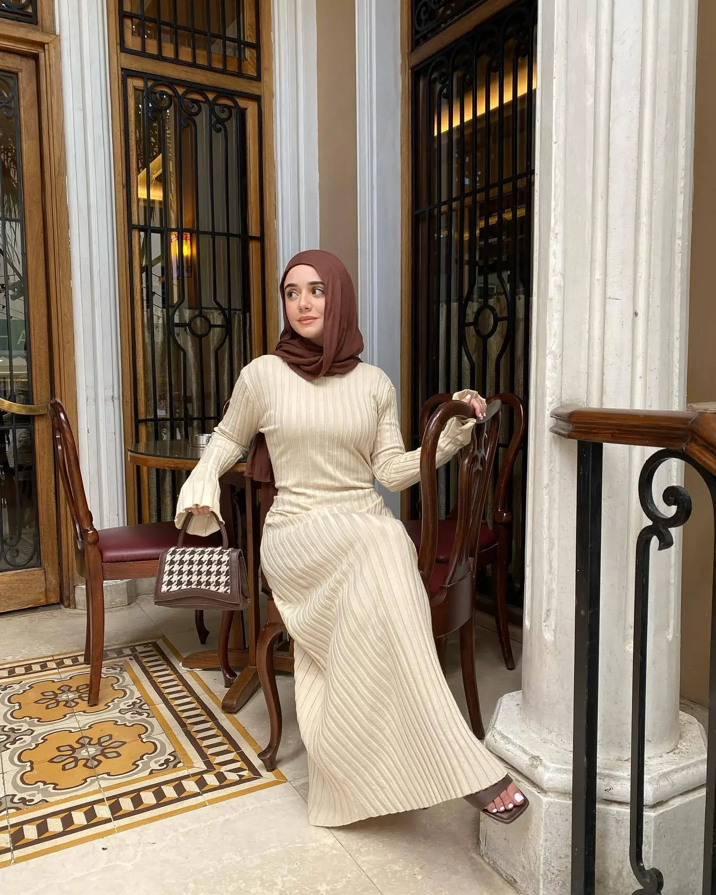 เดรสไหมพรมทรงใหม่ คอวี ทรงเข้ารูปช่วงเอว ชายเสื้อทรงวีลึก ให้ลุคดูผอมเพรียว เดรสยาวไหมพรม