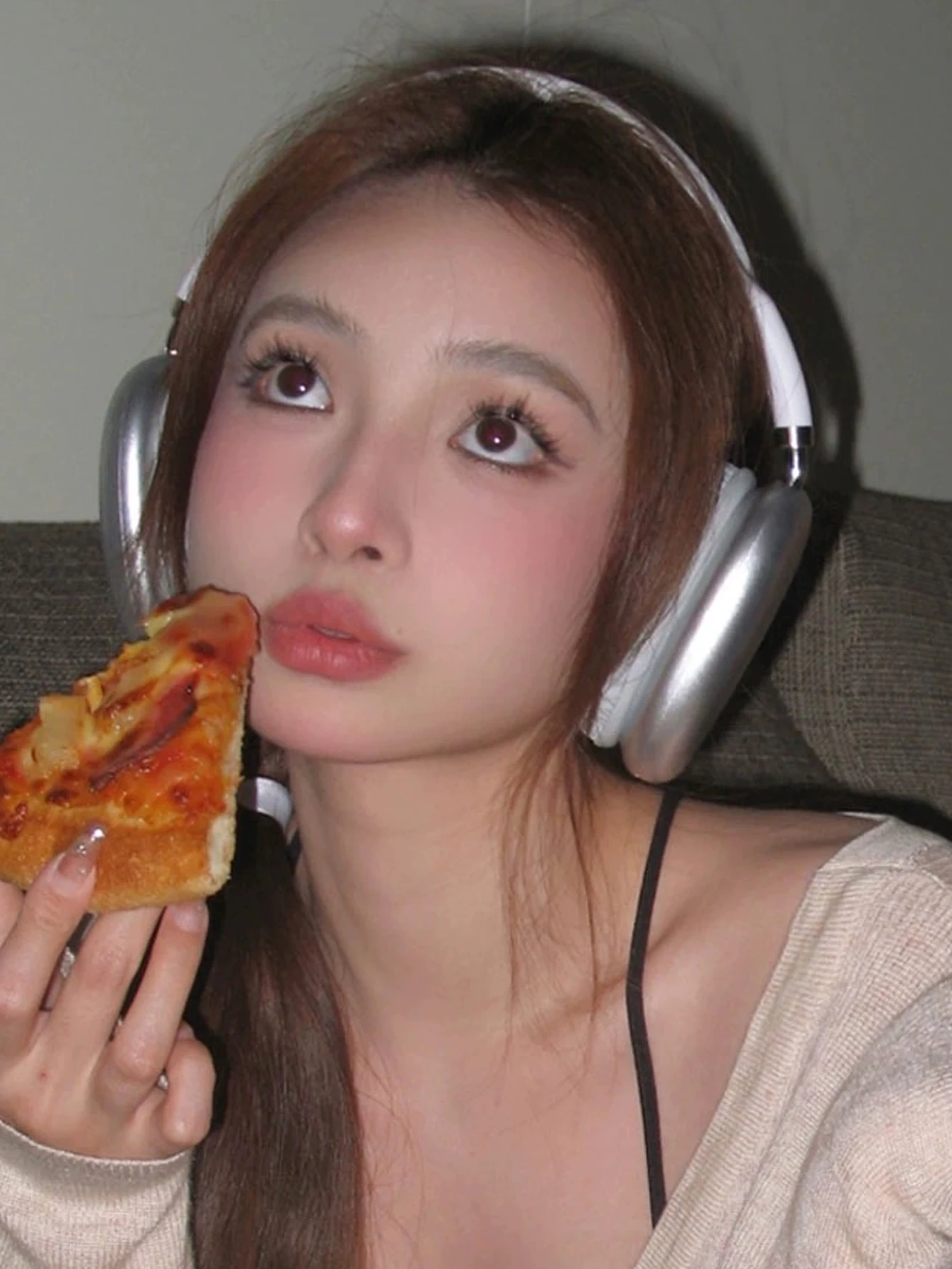 سماعات بلوتوث فوق الأذن، مع جودة صوتية غنية، لا توجد تأخير ملاحظة، مريحة وممتعة للأذن