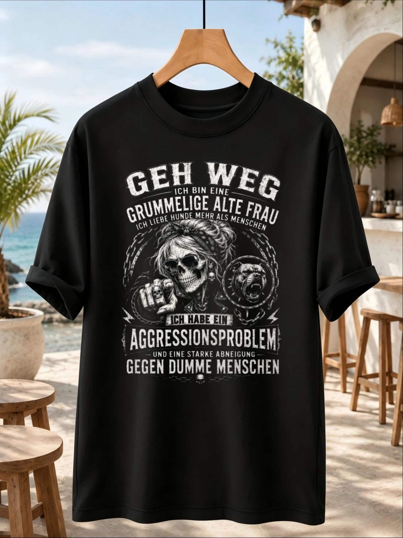 T-shirt graphique allemand avec motif de crâne de vieille femme grincheuse et de chien, humoristique avec le texte « Geh Weg », motif de chaînes, thème agressivité et texte vintage audacieux