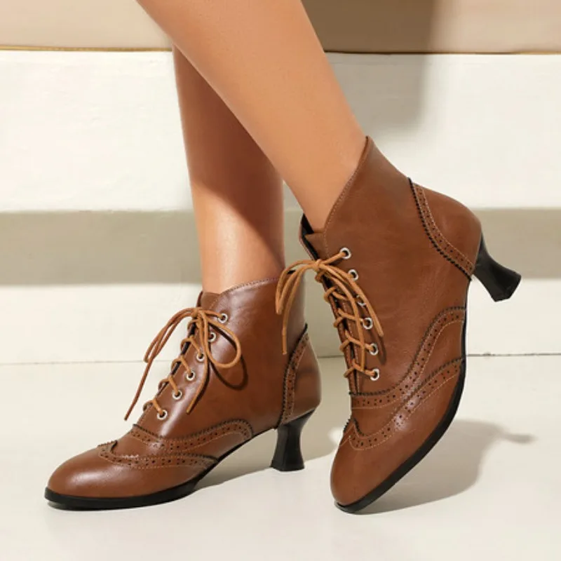 

Новинка 2025 года, женские туфли-лодочки с круглым носком, деревянные туфли на платформе, студенческие резные классические весенние туфли на шнуровке в стиле ретро