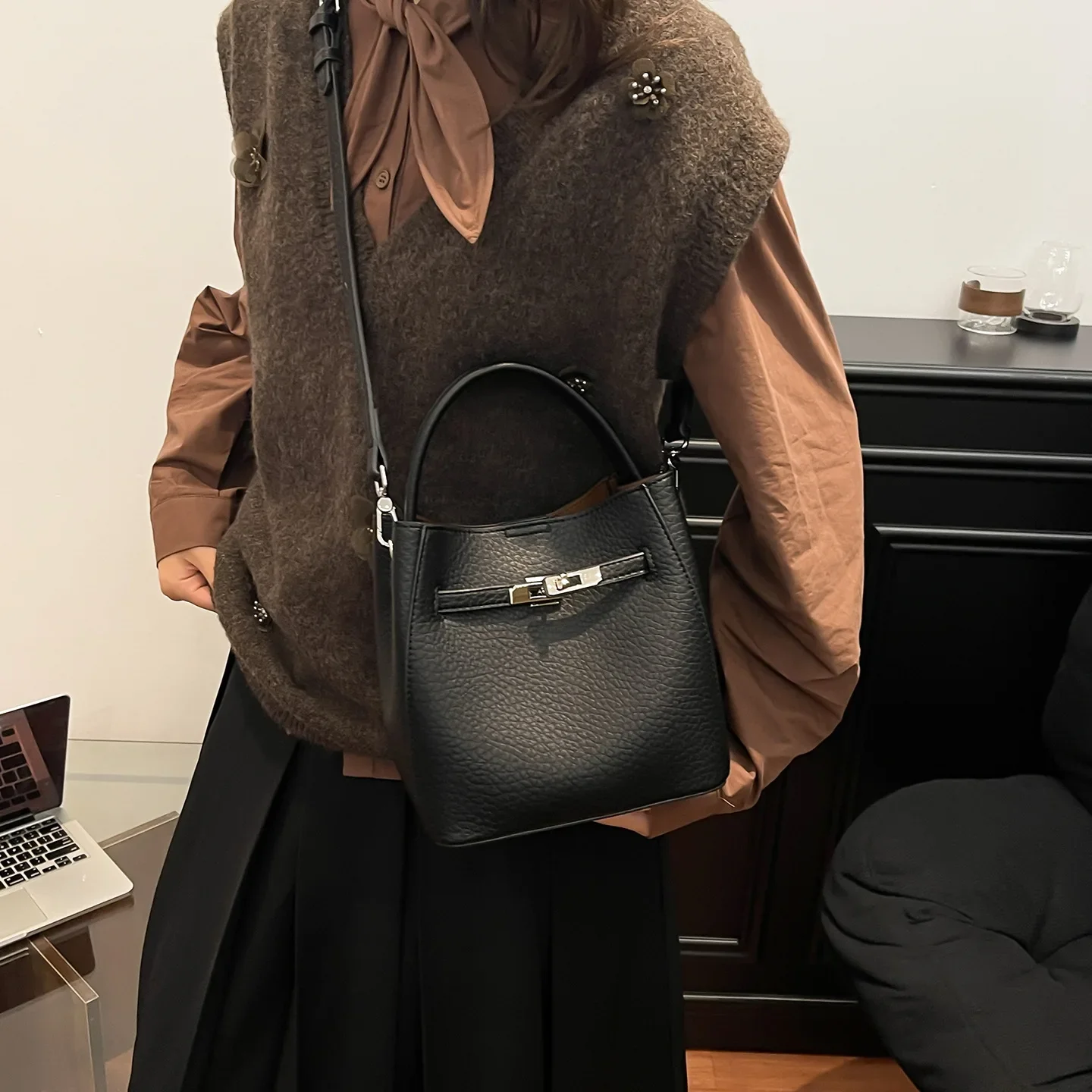 حقيبة دلو أنيقة لعام 2025، محفظة كتف عصرية للنساء، حقيبة كروس متعددة الاستخدامات، حقيبة بسيطة من النهار إلى الليل، حبال مزخرفة #3