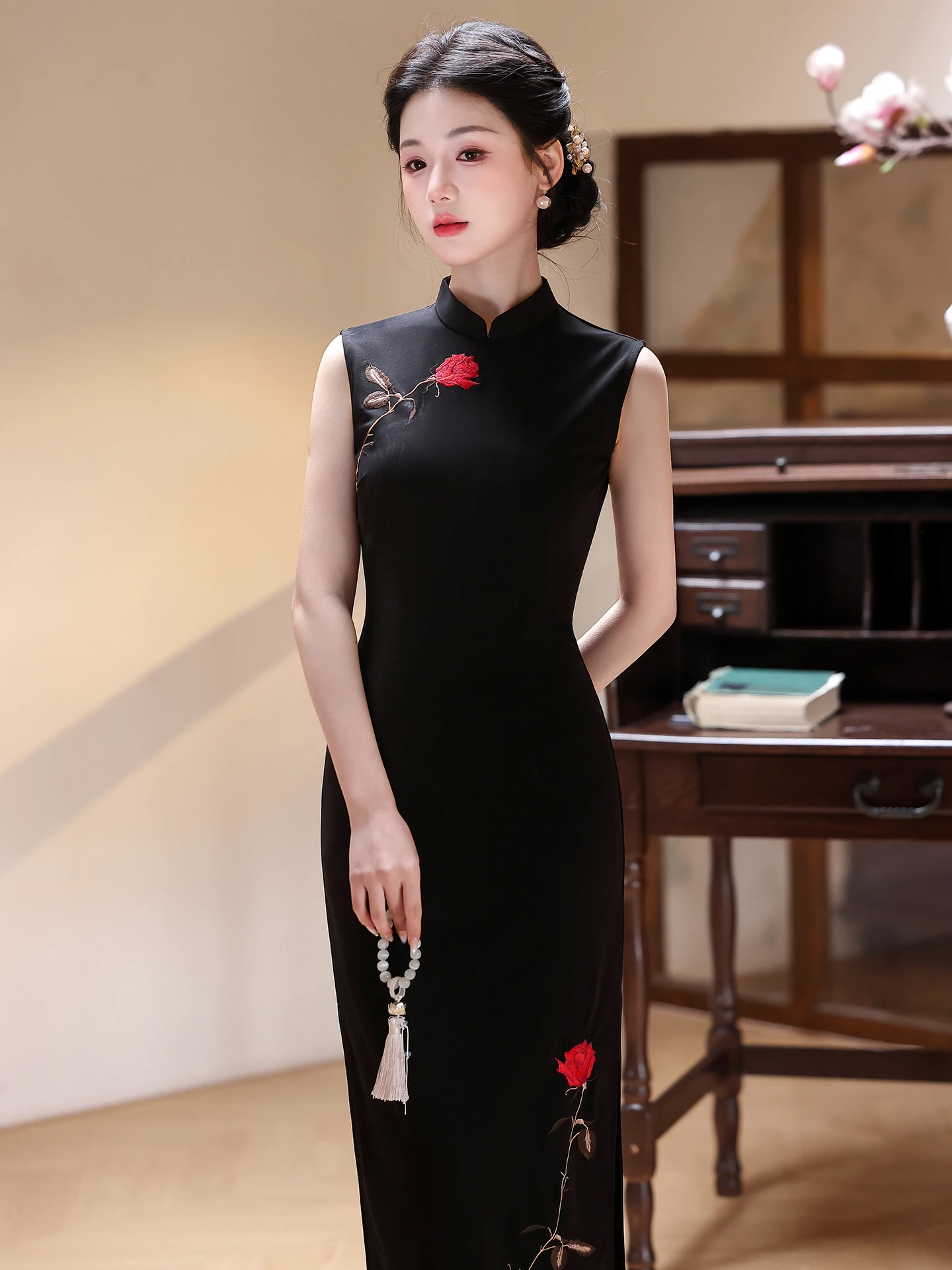 

Elegant Black Embroidered Young Style Qipao Slimming Waist Design Suitable for Office Wear New 2026 Chinese Retro Fashion