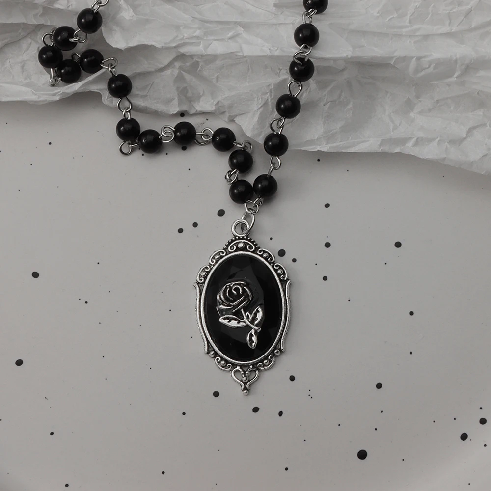 Gothic Fledermaus Kreuz dunkler Anhänger Halskette Set, Y2K personalisierte Thorn Love schwarze Perle gestapelt Halskette Set, geeignet als Halloween G