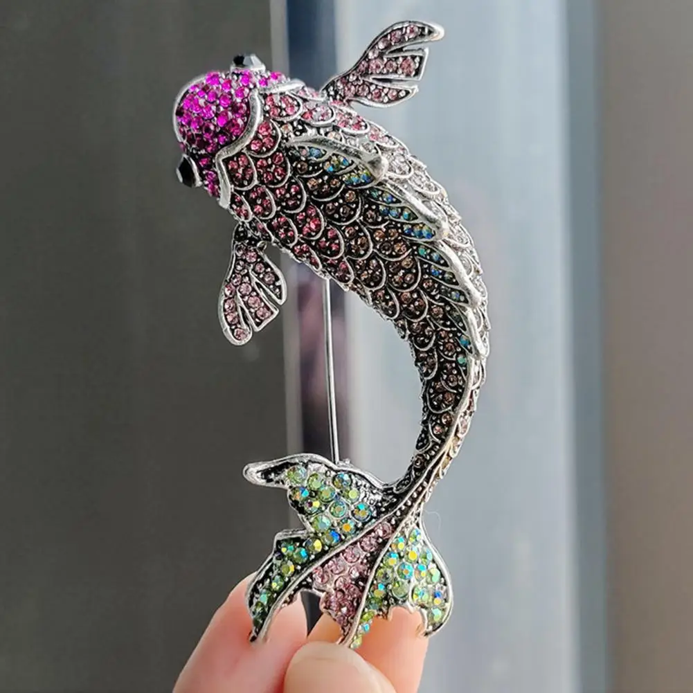 

Suit Coat Brooch Elegant Fish Shape Rhinestone Brooch for Women Anti-slip Suit Coat Pin Hat Scarf Decoration Prom Party Garment