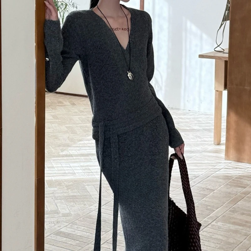 

Minimalist Autumn and Winter New Minimalist Fashion V-neck Slim-fit Knitted Sweater