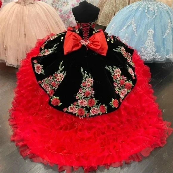فساتين Charro Quinceanera باللونين الأسود والأحمر مزينة بالدانتيل على شكل قلب بدون حمالات طويلة للحفلات الراقصة بفيونكة خلفية مخصصة