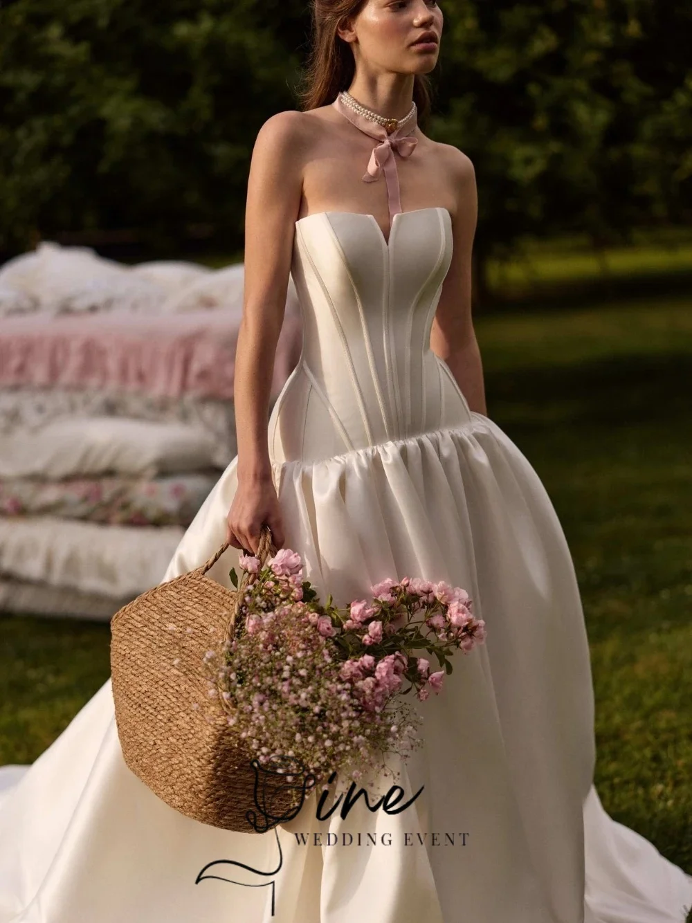 Oine Classy Satin Wedding Dress Slim Fit Ball Gown With Train For Manor Ceremony Stunning Strapless Customized Bride Wear