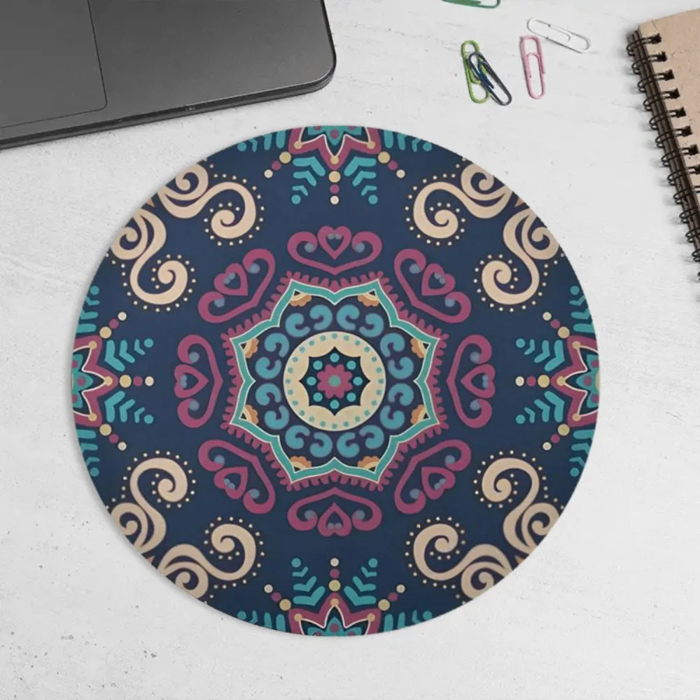 

Retro floral mousepad with artistic design and natural rubber anti-slip circular shape is suitable for office, school and home