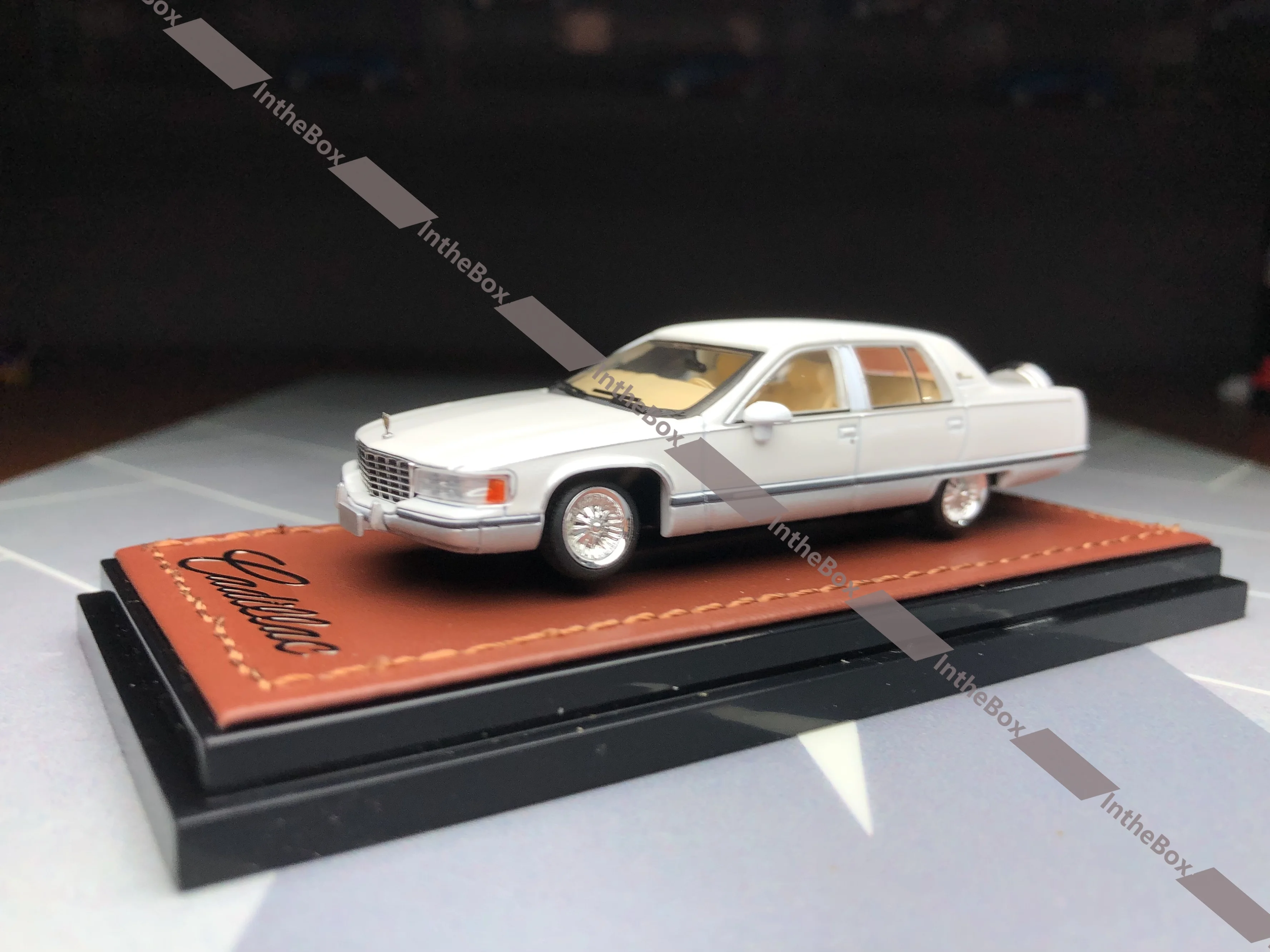 

GOC 1:64 White Fleetwood Американская классическая винтажная литая под давлением модель автомобиля Коллекция ограниченной серии игрушки для хобби