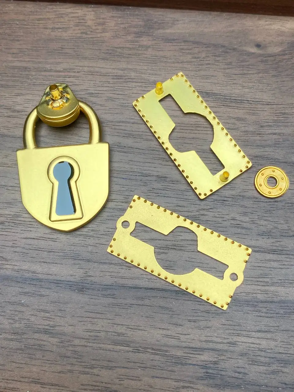 

Novel and fashionable buttons, used for decorating clothing such as coats, jackets, and cashmere