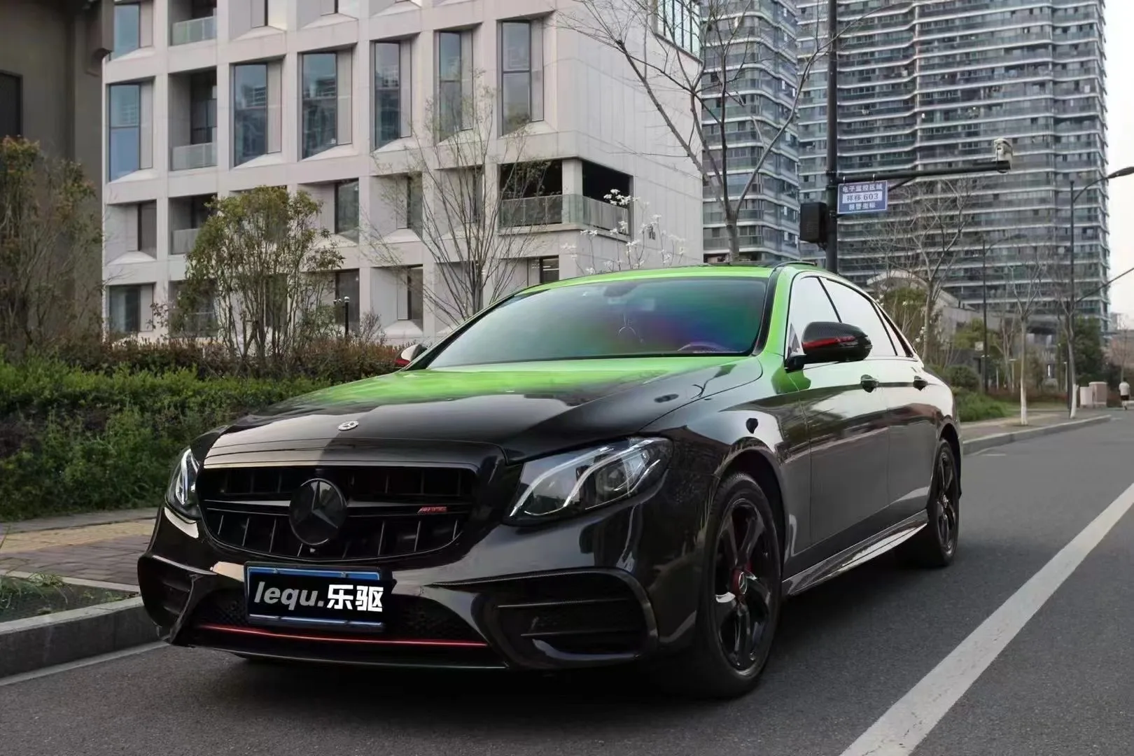 Изготовленная на заказ глянцевая виниловая пленка-хамелеон от черного до зеленого цвета, автохромная, индивидуальный художественный дизайн, автомобильная черно-зеленая упаковочная пленка