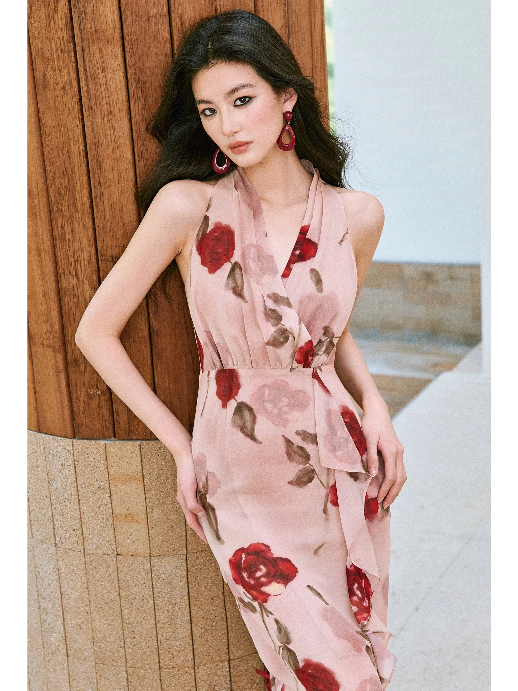 

WANGXO Shiny Silk Chiffon Dress with Rose Print Overlap V-Neck Waist-Cinched Slit Sleeveless Women's Commute Style Spring 2026