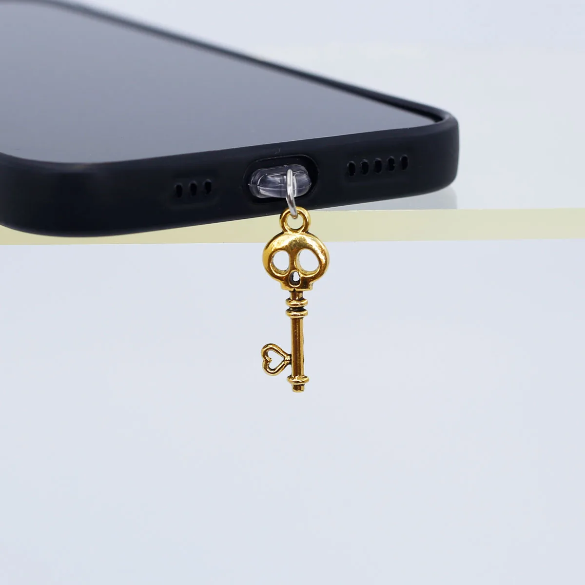 Spina antipolvere per telefono cellulare Ciondolo appeso Decorazione accessorio chiave a forma di cuore con testa di teschio carino per cordino regalo con porta di tipo C per Iphone 17