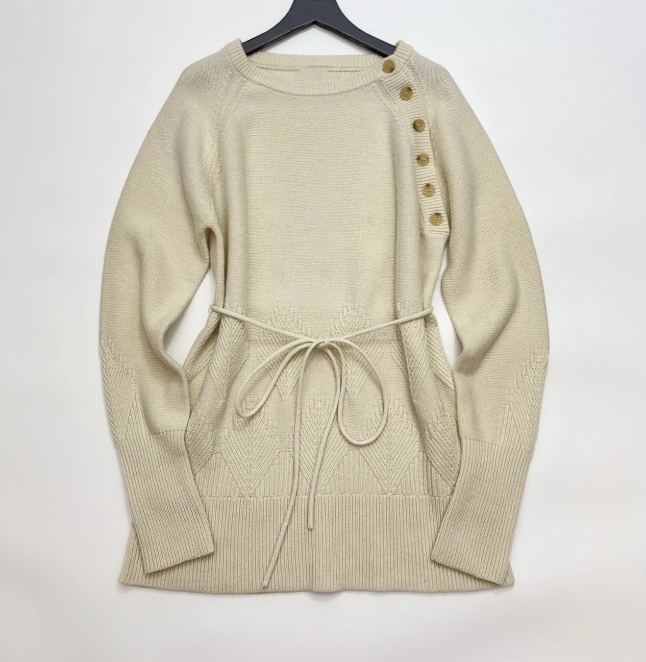 

Женский шерстяной свитер свободного кроя с косыми пуговицами и шнуровкой на талии