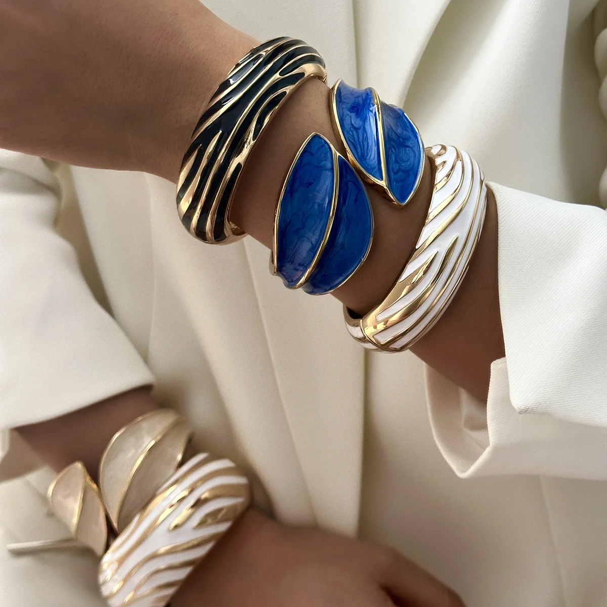 Klassisches Schwarz-Weißes Unregelmäßig Gestreiftes Breites Manschettenarmband für Damen und Herren, Vintage Emaille-Armband mit Unregelmäßiger Blätter-Textur – Detail 1