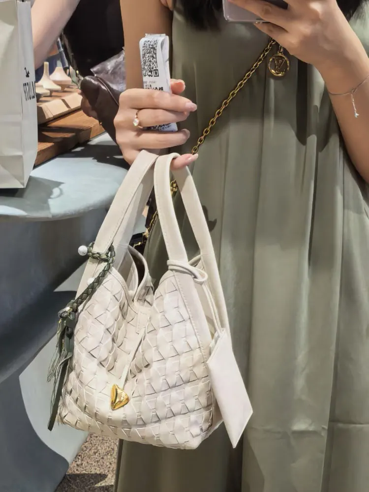 

Lavender Handwoven Bucket Bag Women's Work Bag Soft Handle Korean Style Summer 2026 New Luxury Trendy High-End Sensation