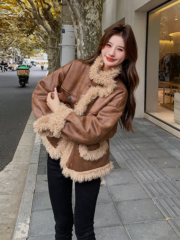 Damski zimowy płaszcz motocyklowy z brązowego futra jagnięcego, ocieplany skórą i futrem, przytulny, retro, luksusowy płaszcz dla kobiet.