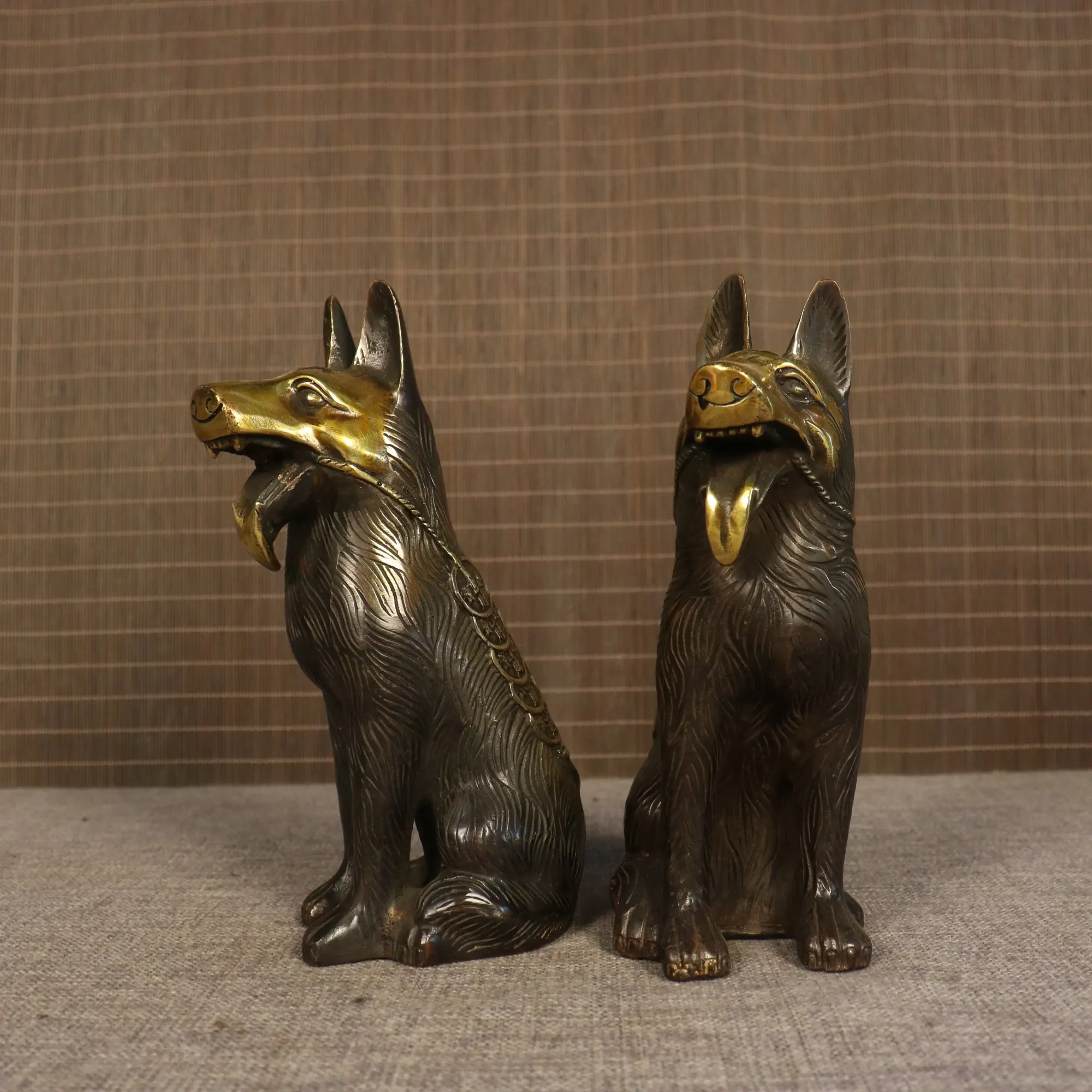 Colección de templo tibetano de 8 ", bronce antiguo dorado, cinabrio, perro Wangcai, estatua del zodiaco, perro, lobo y perro, un par de adornos de riqueza Amass