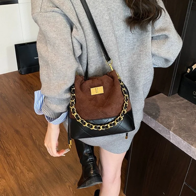 حقيبة يد فاخرة منقوشة من بيثون للنساء ذات مظهر غريب مستوحى من المصمم الفاخر