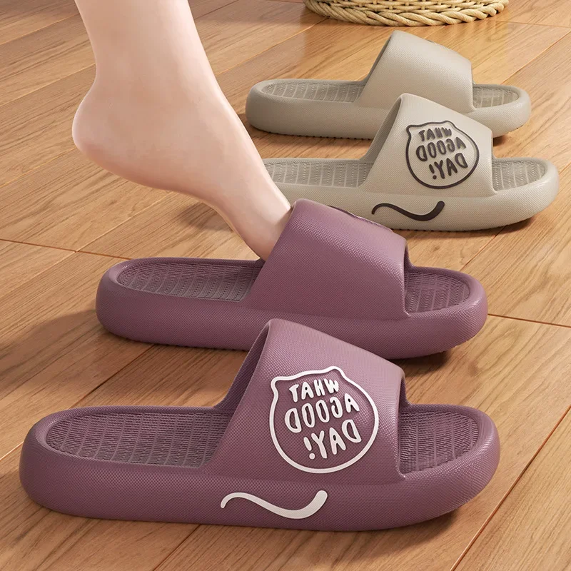 

2024 новые тапочки для женщин, которые шаги на лайно летом, пары, которые носят их дома, ванная комната, нескользящие, толстая подошва.