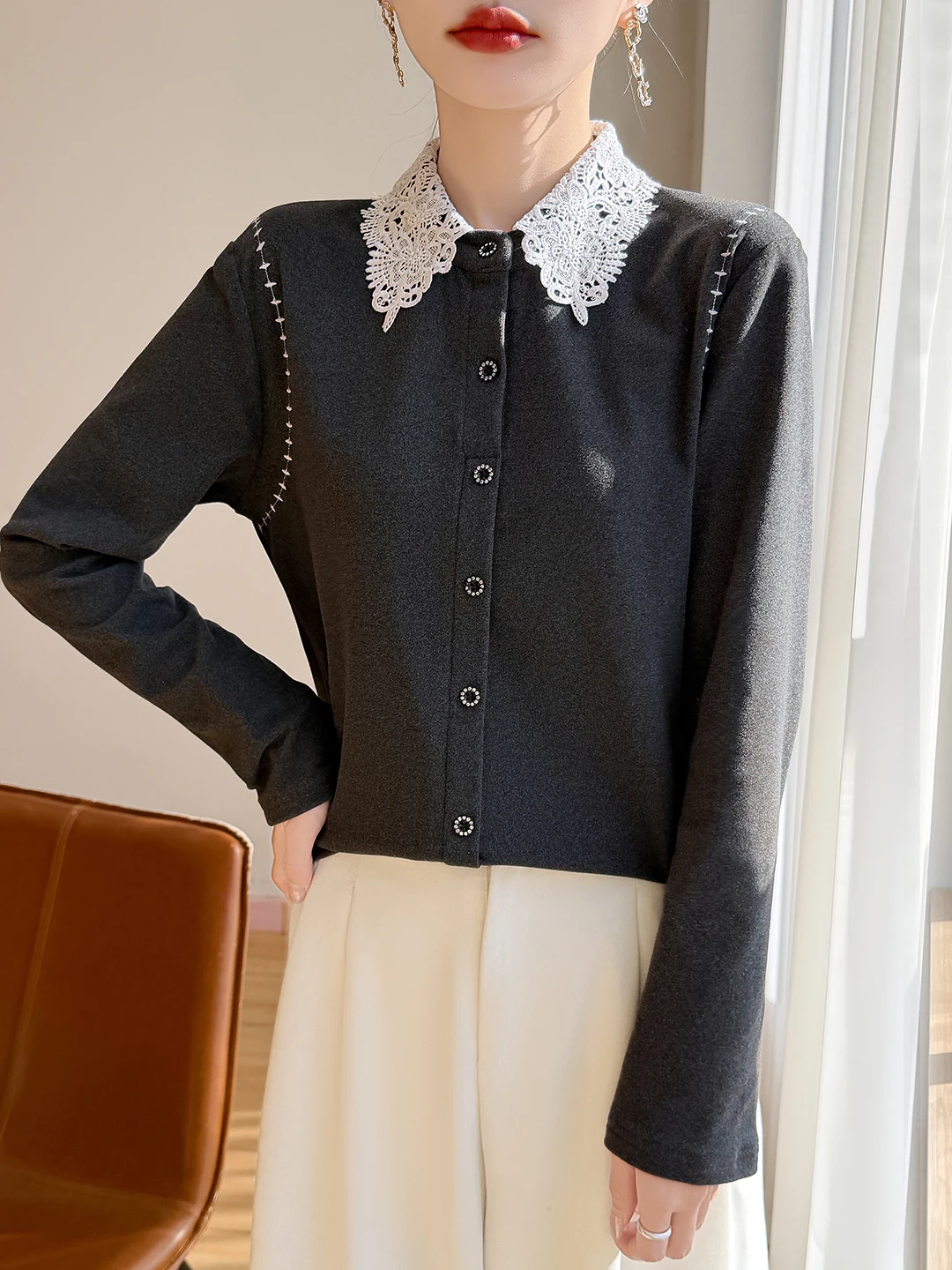 Kardigan damski z dzianiny z koronkowym wykończeniem, seria New ay 2025, słodki, młodzieżowy, odmładzający, luźny krój, miękki, idealny na co dzień.