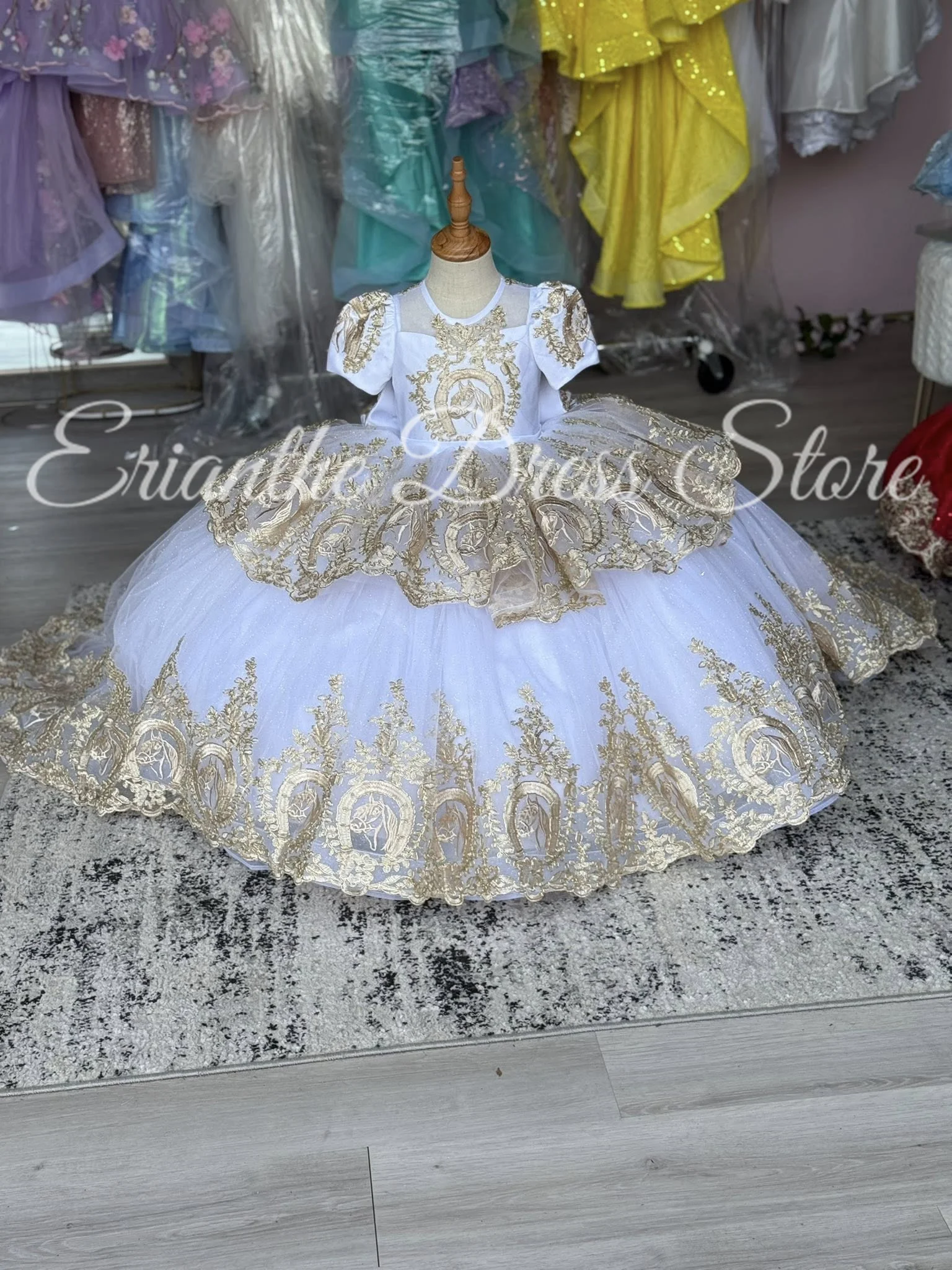 فستان فتاة الزهور مخصص مزين بالدانتيل الأبيض لحفلات الزفاف من التول المنتفخ من الدانتيل للأطفال وحفلات أعياد الميلاد الأولى #1