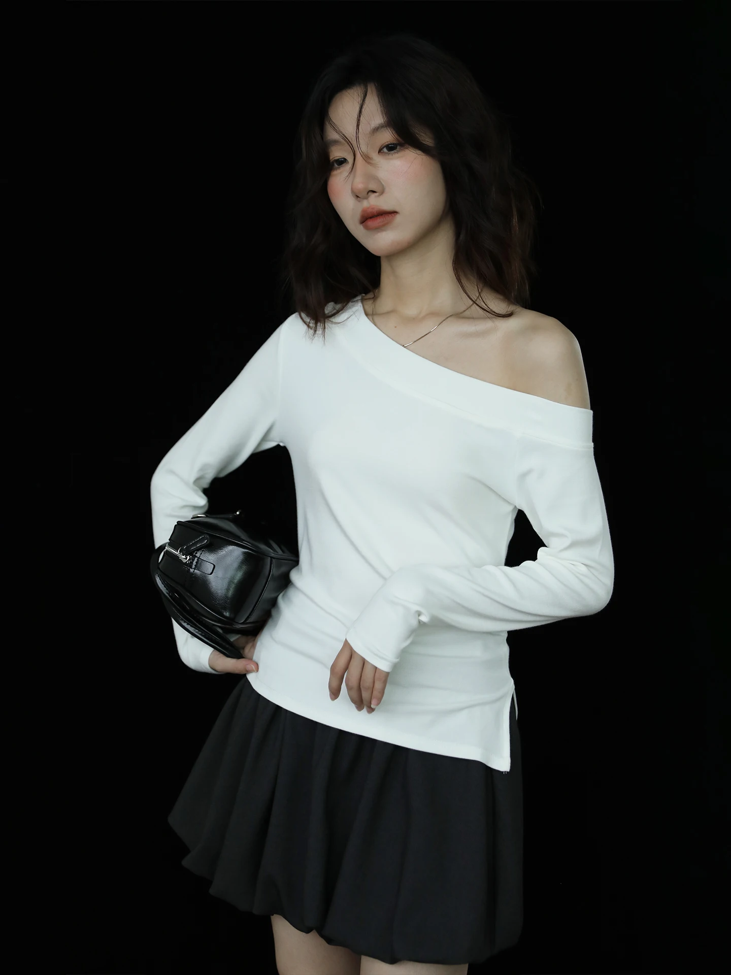 

Белая женская футболка с открытыми плечами и длинными рукавами, модная, облегающая, для повседневной носки, из хлопка, классического цвета.