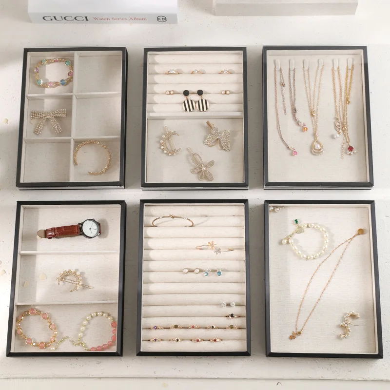 صينية مجوهرات مع غطاء من الكتان وأقراط دائرية وقلادة وصينية عرض لتخزين المجوهرات ورف عرض المجوهرات ودعائم التصوير #3