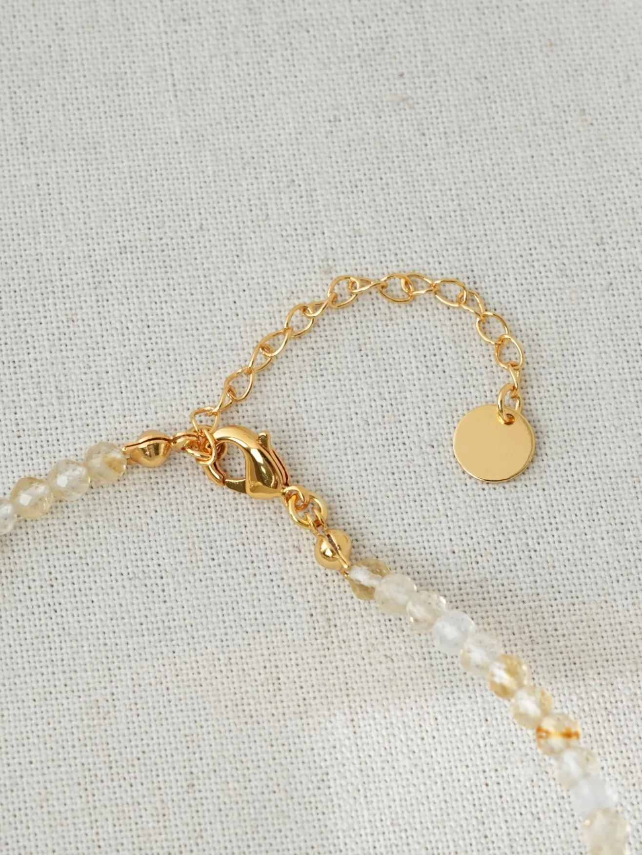 Gradient natural crystal fittings. Women's gold-plated flower pendant necklace. Daily commute and stacking. Glamour jewelry.