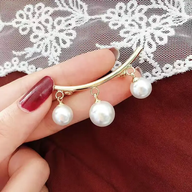 Fashion Pearls Smile Brooches For Women Fixed Strap Charm Safe Lapel Pin Sweater Clothing Clip Badge Buckle Neckline Jewelry