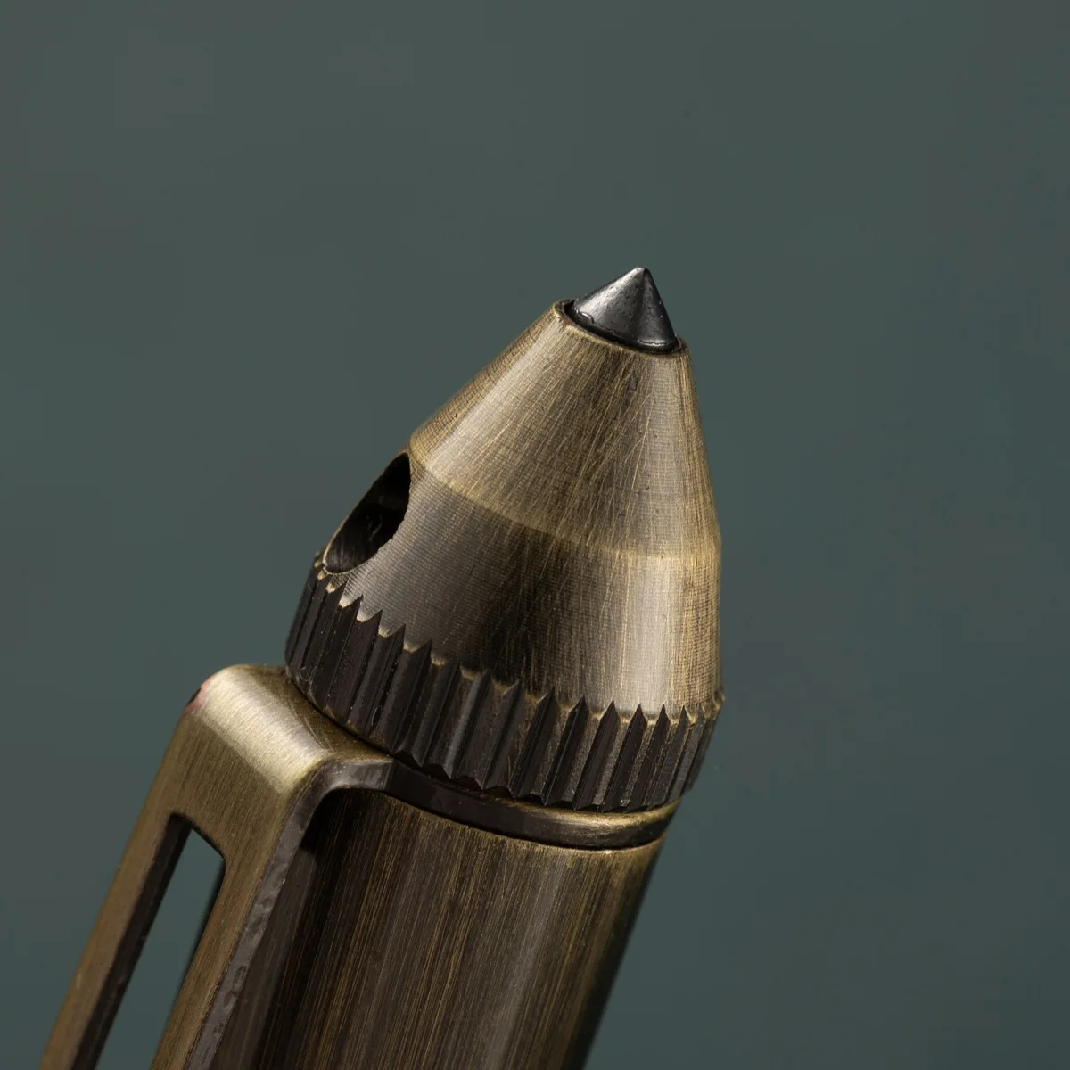 Creative Outdoor Retro EDC ทังสเตนเหล็กหัวทองเหลือง Bolt ปากกายุทธวิธี