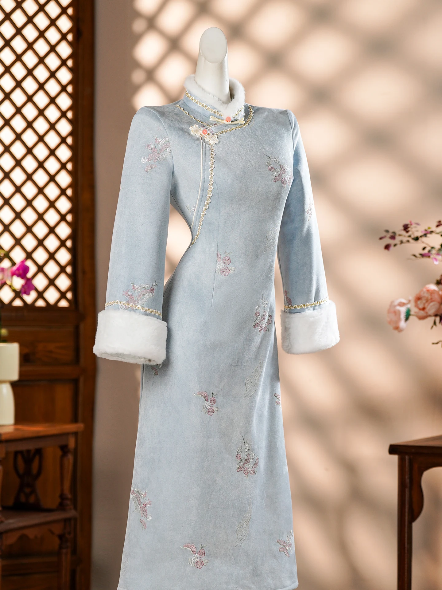

Blue Embroidered Waist-Cinching Sle Qipao Retro Floral Design Thiened Long Sve Mid-Length Vintage Feel