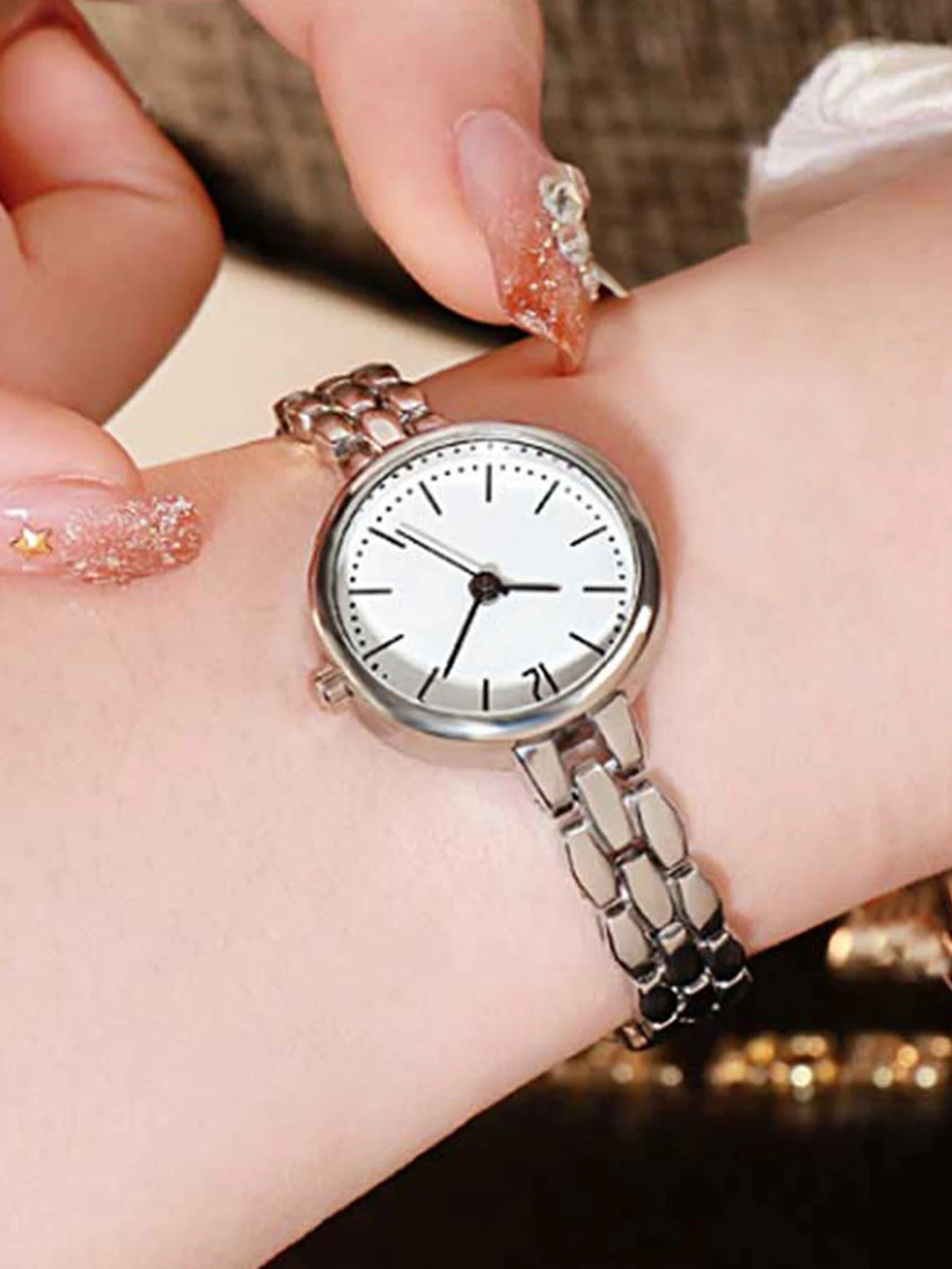 1pc fashionable, simple and compact metal chain women\'s quartz watch