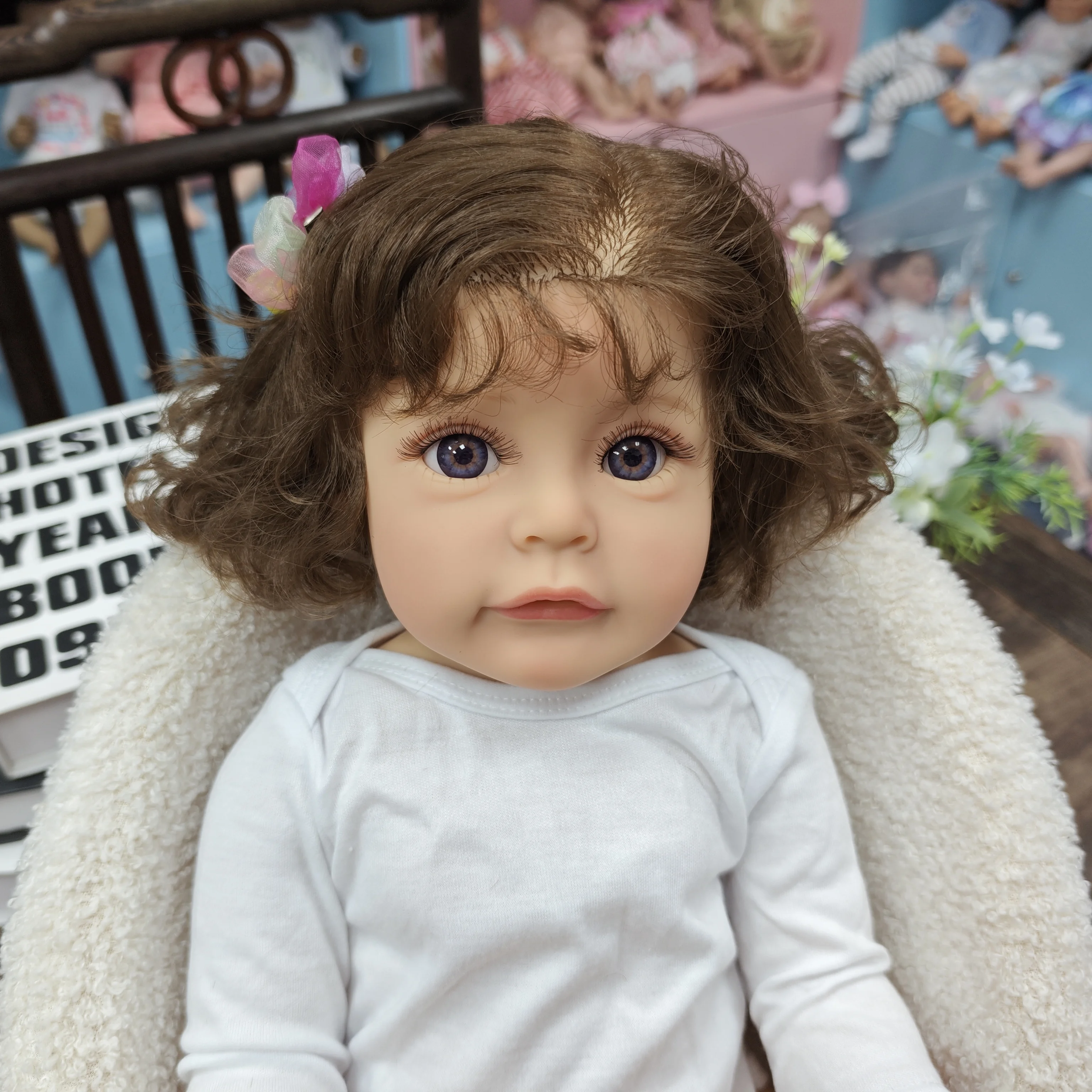 22 inch vinyl herboren meisjespop, zeldzame editie, schattige uitdrukking met blauwe ogen en bruin haar, prachtige realistische kenmerken,