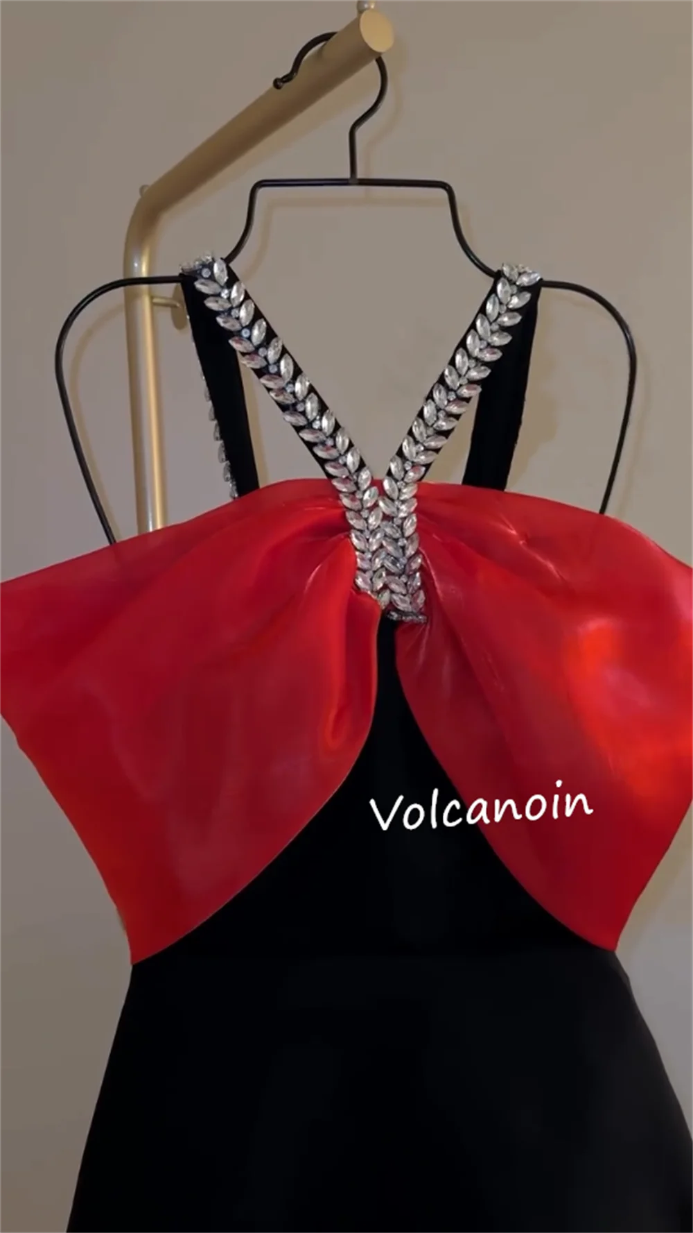 カスタマイズされたジャージーラインストーン A ラインオフショルダーミディド​​レスオーダーメイドの機会パーティーシンプルなファッションモダンなスタイル