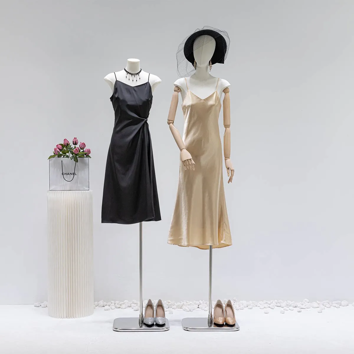 Flat-bodied mannequin for women's clothing display, suitable for small busts and flat chests, used in clothing stores for window