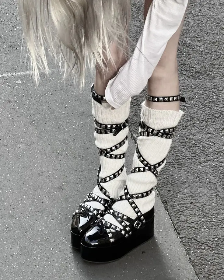 

Patent Leather Cross Strap Round Toe Platform Women Pumps Shoes With Rivet Buckle Strap Design Large Size Customized Shoes