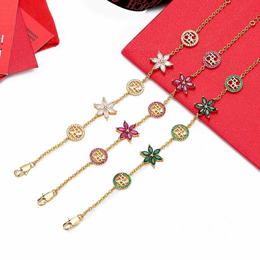 

Elegant Floral Women's Bracelet - Five-Petal Titanium Steel Minimalist Jewelry Gift