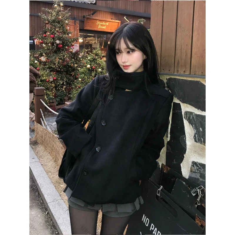 2026 Herbst- und Winterneuheit: Koreanischer College-Stil, dunkle, dicke Damen-Hoodie-Jacke mit Stehkragen und kurzen diagonalen Knöpfen – Detail 2