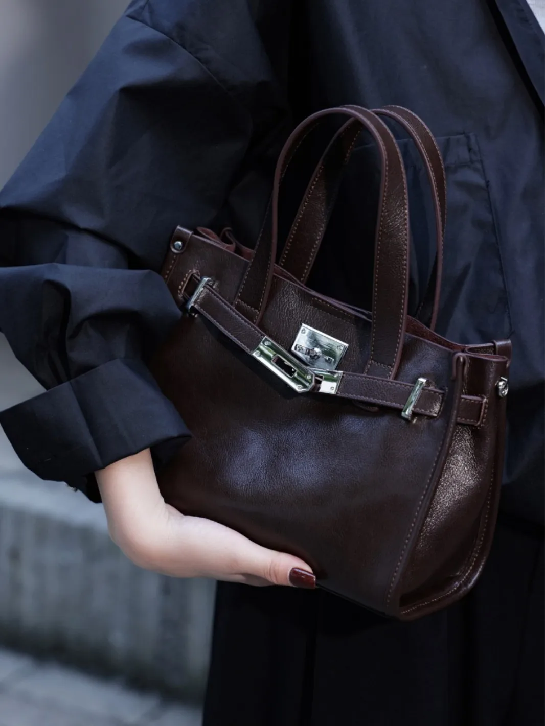 Torba typu tote i Kelly z prawdziwej skóry licowej. Nadczasowy, elegancki i wszechstronny na rok 2025.