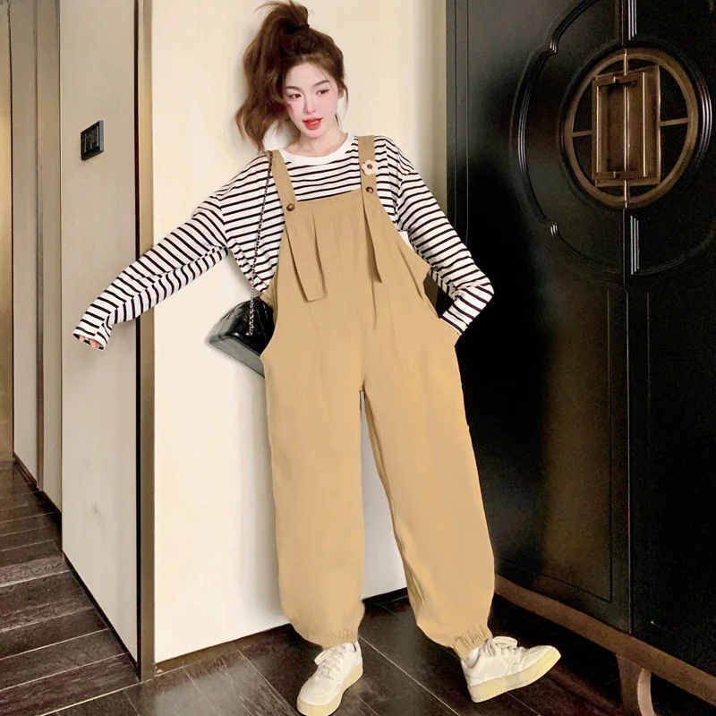 

Женский комплект: комбинезон и полосатая футболка цвета хаки в корейском стиле, осенняя новинка 2024 года, антивозрастная рабочая одежда из Гонконга