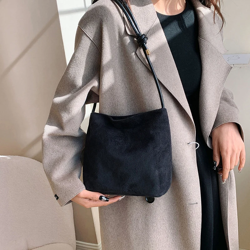 Damen-Handtasche aus Wildleder mit großer Kapazität und Buchstabenmuster, magnetische Schnalle, Samt, PU-Unterarmtasche im Retro-koreanischen Stil – Detail 6
