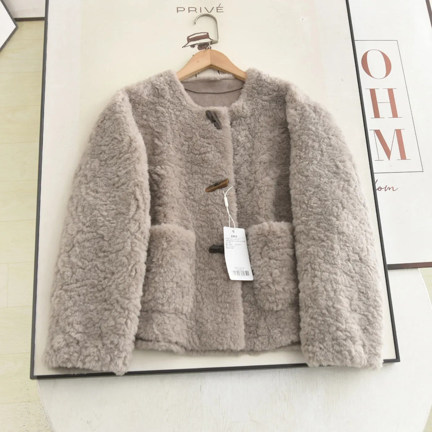 

Ретро-стильное экологичное короткое пальто из искусственного меха для женщин, зимняя модная верхняя одежда с пуговицами из рога, теплая свободная женская куртка