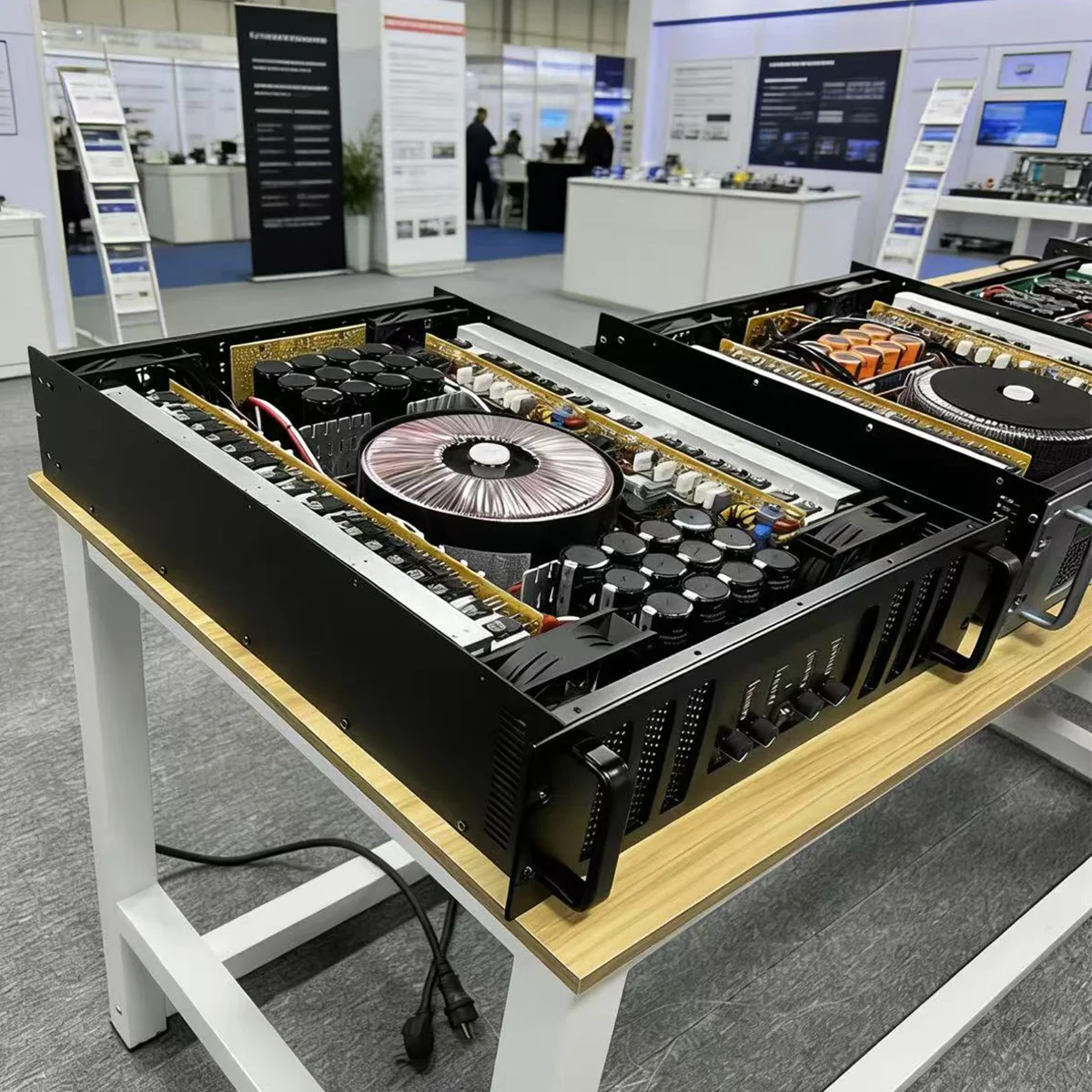 Professional TD4*2000W Power Amplifier Boasts Powerful Bass Performance and Accepts 8-ohm, 4-ohm, and 2-ohm Power.