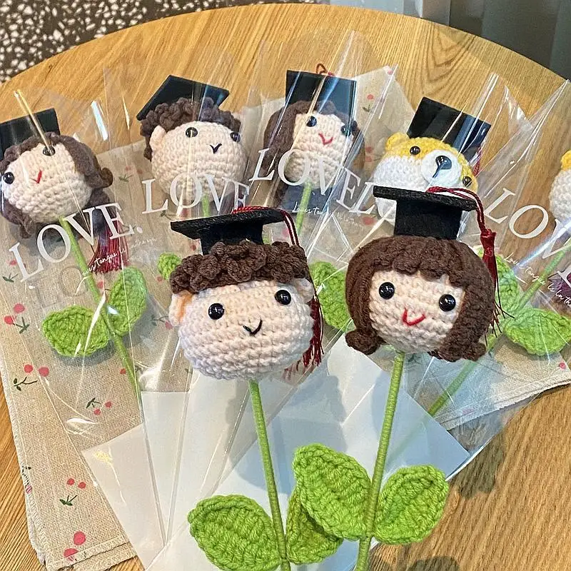 Bouquet de chapeaux de docteur tricotés pour la remise des diplômes, fleur en peluche Shiba Inu, pour garçons et filles, cadeau d'appréciation pour les enseignants, décoration de la maison, 1 pièce